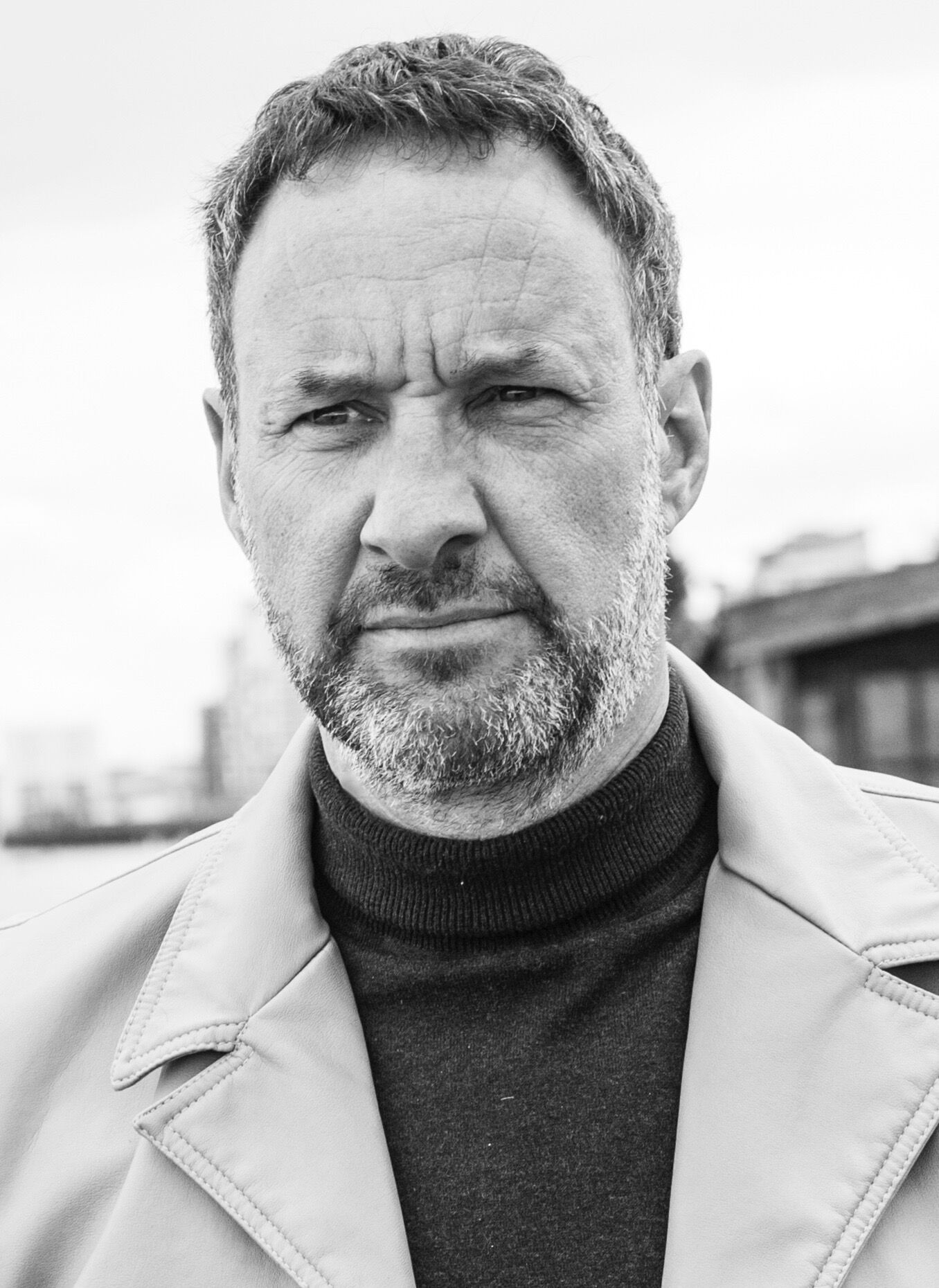 Đôi nét về tác giả Julian Sims